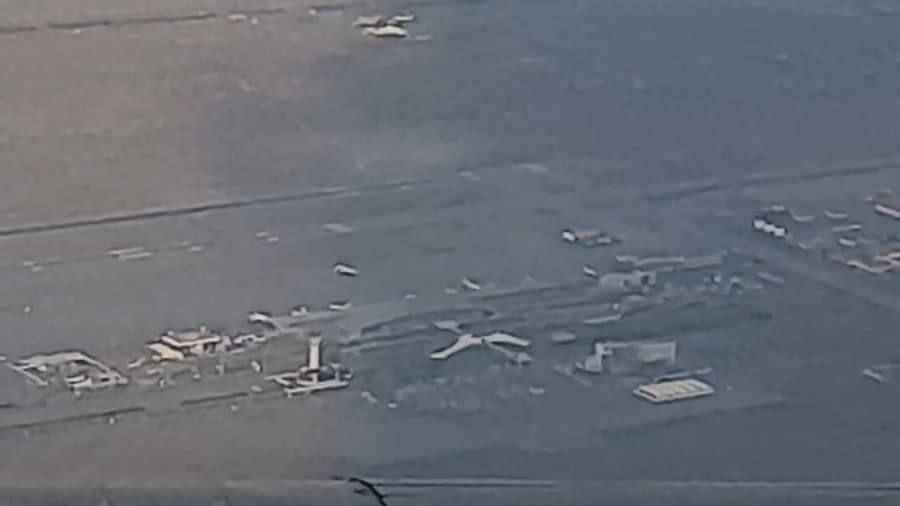 نمایی ویژه از فرودگاه بین المللی امام خمینی تهران قبل از فرود در فرودگاه