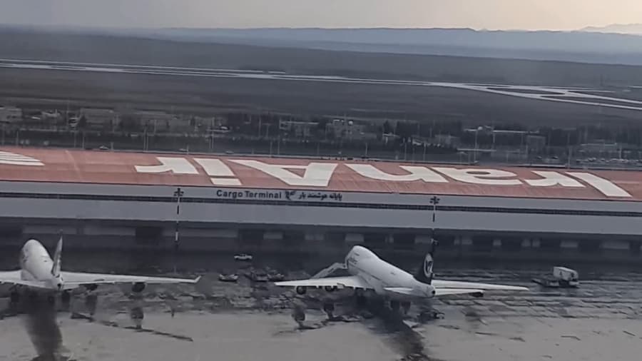 فرود تو فرودگاه امام خمینی تهران تو روز بارونی