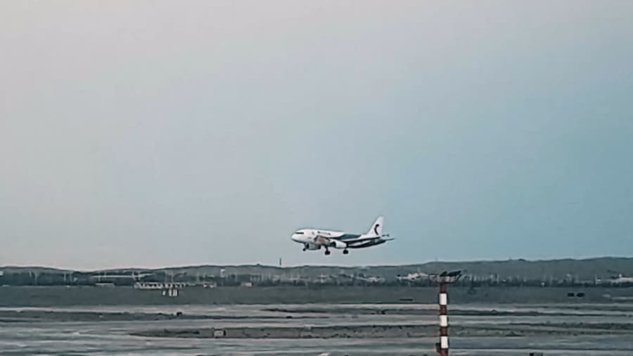 فرود ایرباس 320 شرکت هواپیمایی آتا در فرودگاه بین المللی امام خمینی تهران