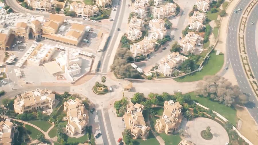 نمای زیبای شهر دوبی قبل از فرود هواپیما در فرودگاه // دوبی، امارات متحده عربی