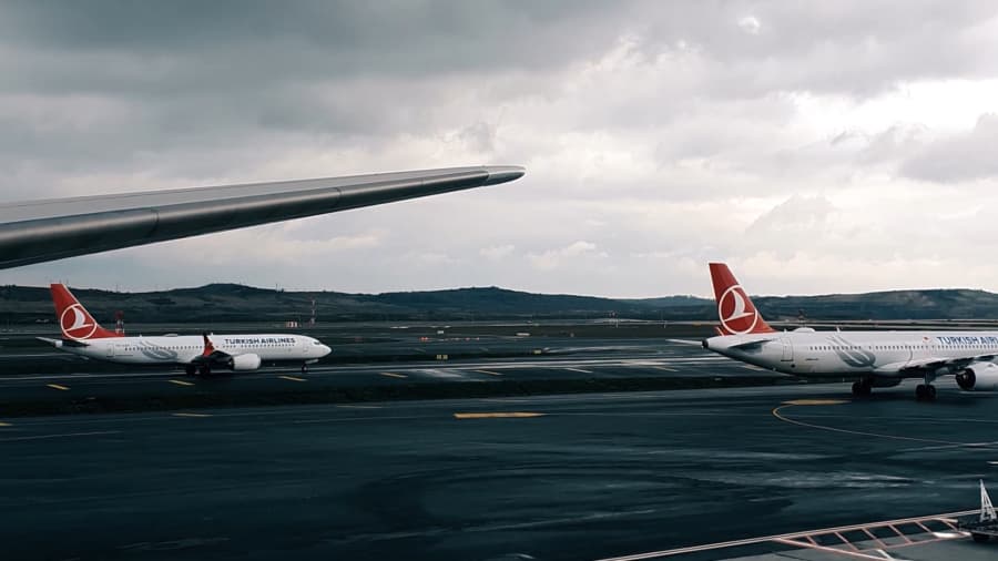 رژه هواپیماهای ترکیش در فرودگاه بارانی شهر استانبول // Turkish Airlines