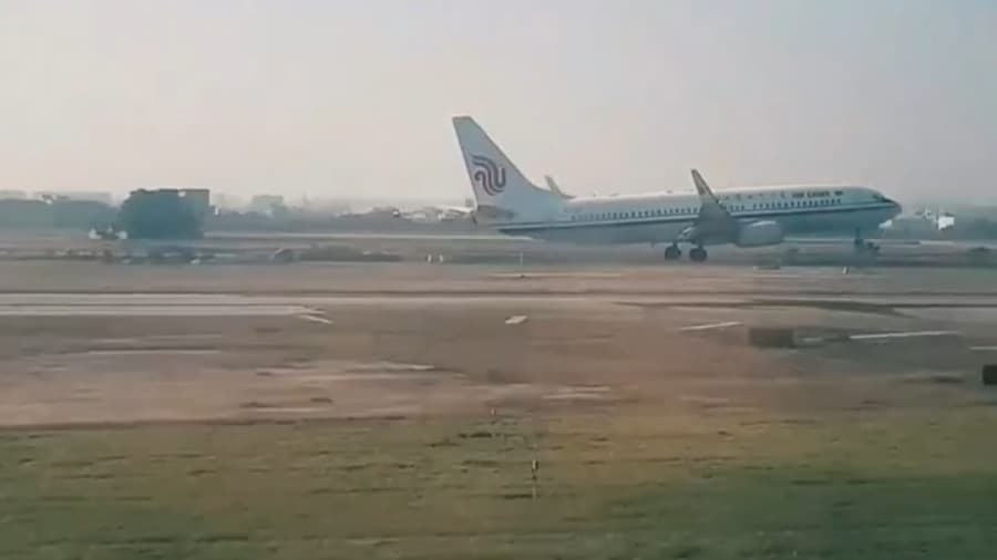 فرود هواپیمای بویینگ 737 ایر چاینا، فرودگاه بایون گوانژو، چین