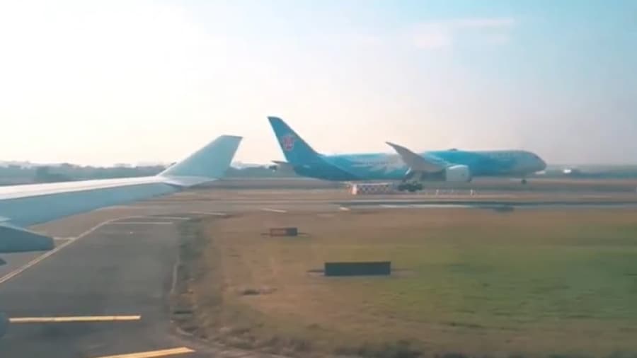 فرود هواپیمای بویینگ 787 دریم لاینر چاینا ساترن // فرودگاه بایون گوانژو، چین