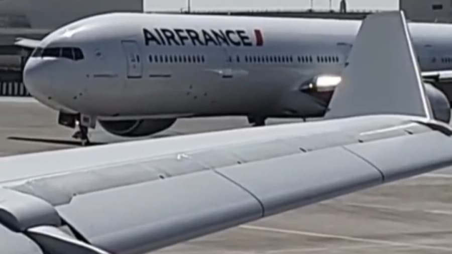 تاکسی بویینگ 777 ایرفرانس // فرودگاه بین المللی دوبی، امارات