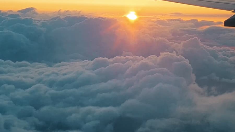 آسمان در پیش چشمان منست // چون همای عاشقی راز منست