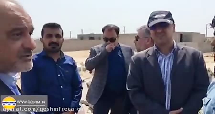 دهیار روستای باغبالا در صحبت با مدیرعامل منطقه آزاد قشم