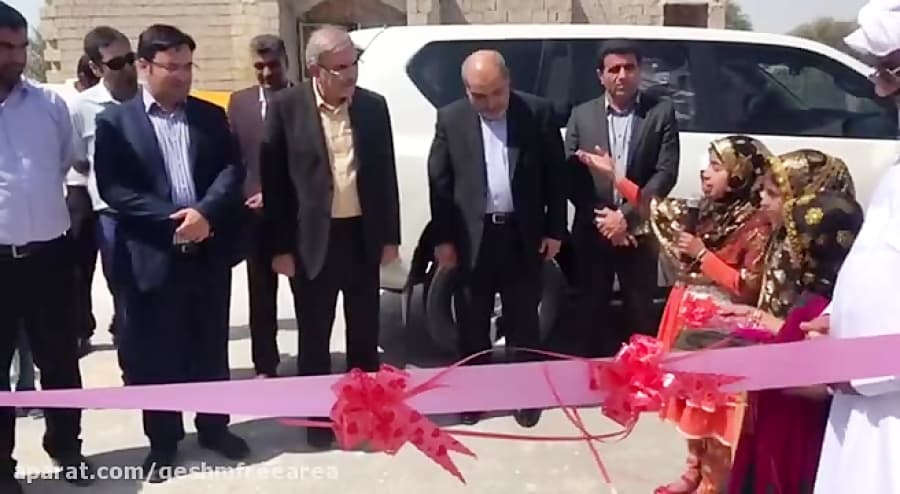 خوشامدگویی کودکان جزیره نشین به دکتر بانک