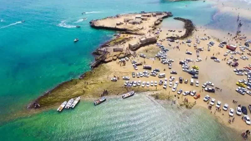 نمای هوایی از جزایر خلیج فارس و آبهای فیروزهای