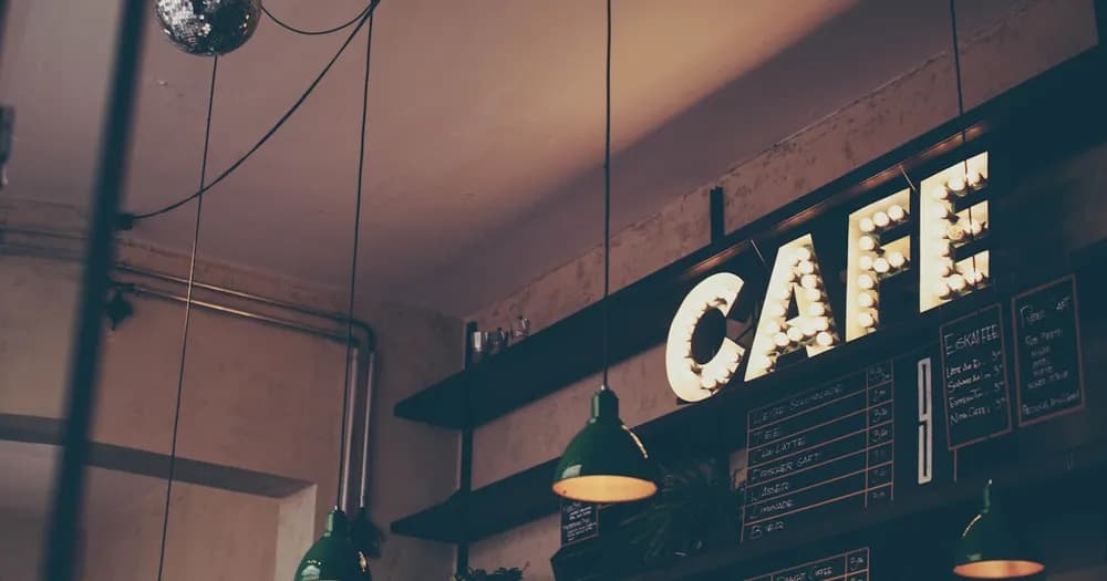 فضای دنج یک کافه مدرن در جزیره قشم